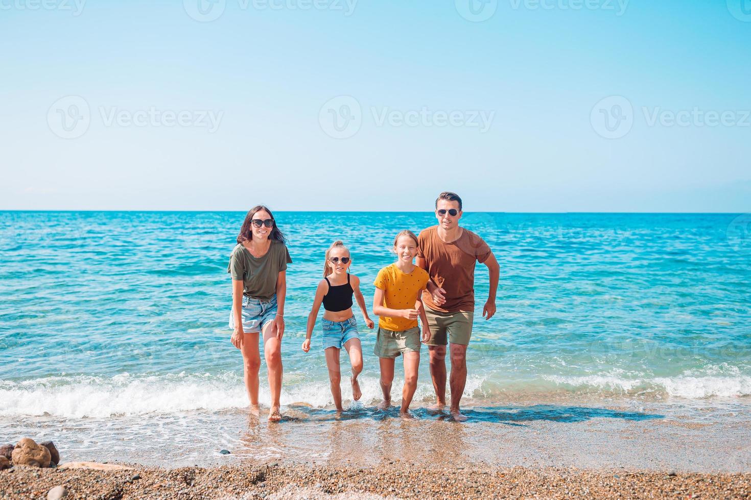 jovem família de férias se diverte muito foto