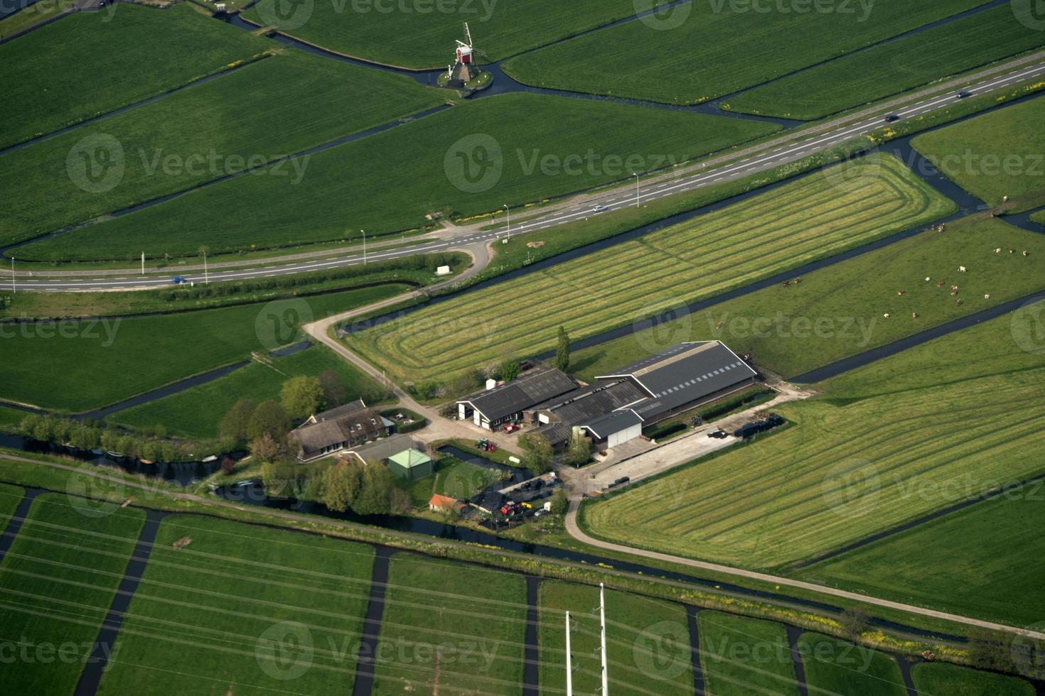 vista aérea dos campos cultivados na holanda foto