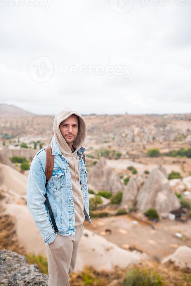 homem turista ao ar livre na beira do precipício à beira-mar foto