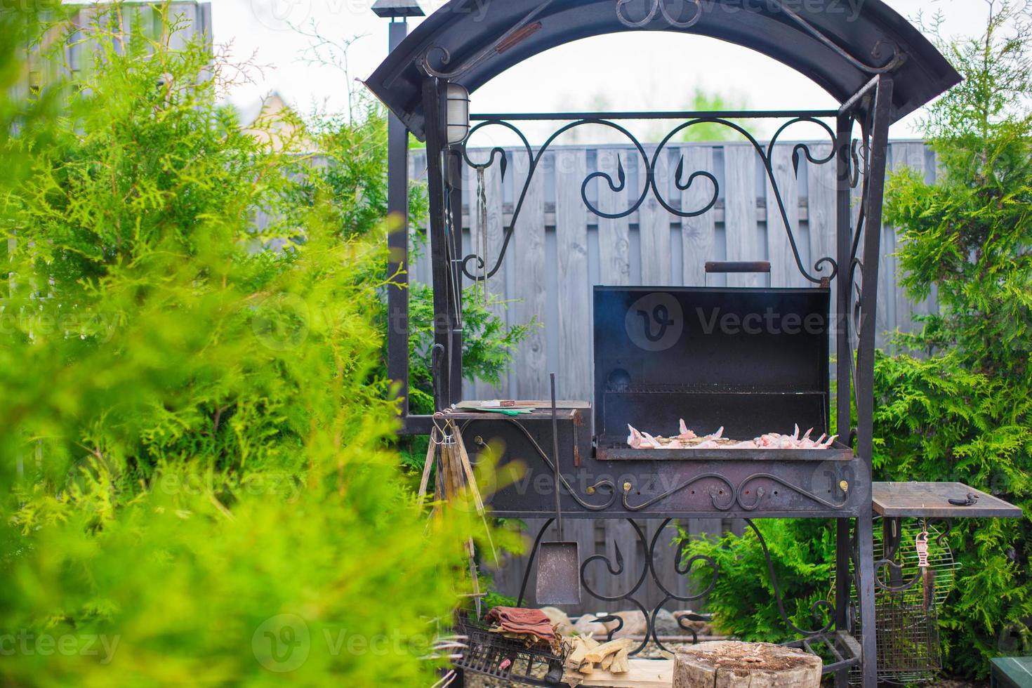 bife grelhado cozinhando em um churrasco aberto foto