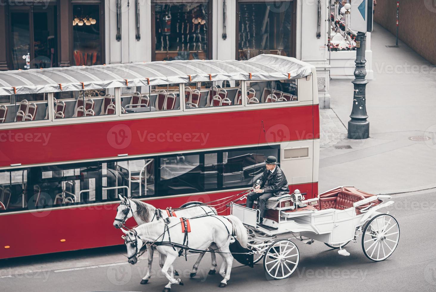 fiaker de treinador de cavalos tradicional em viena áustria foto