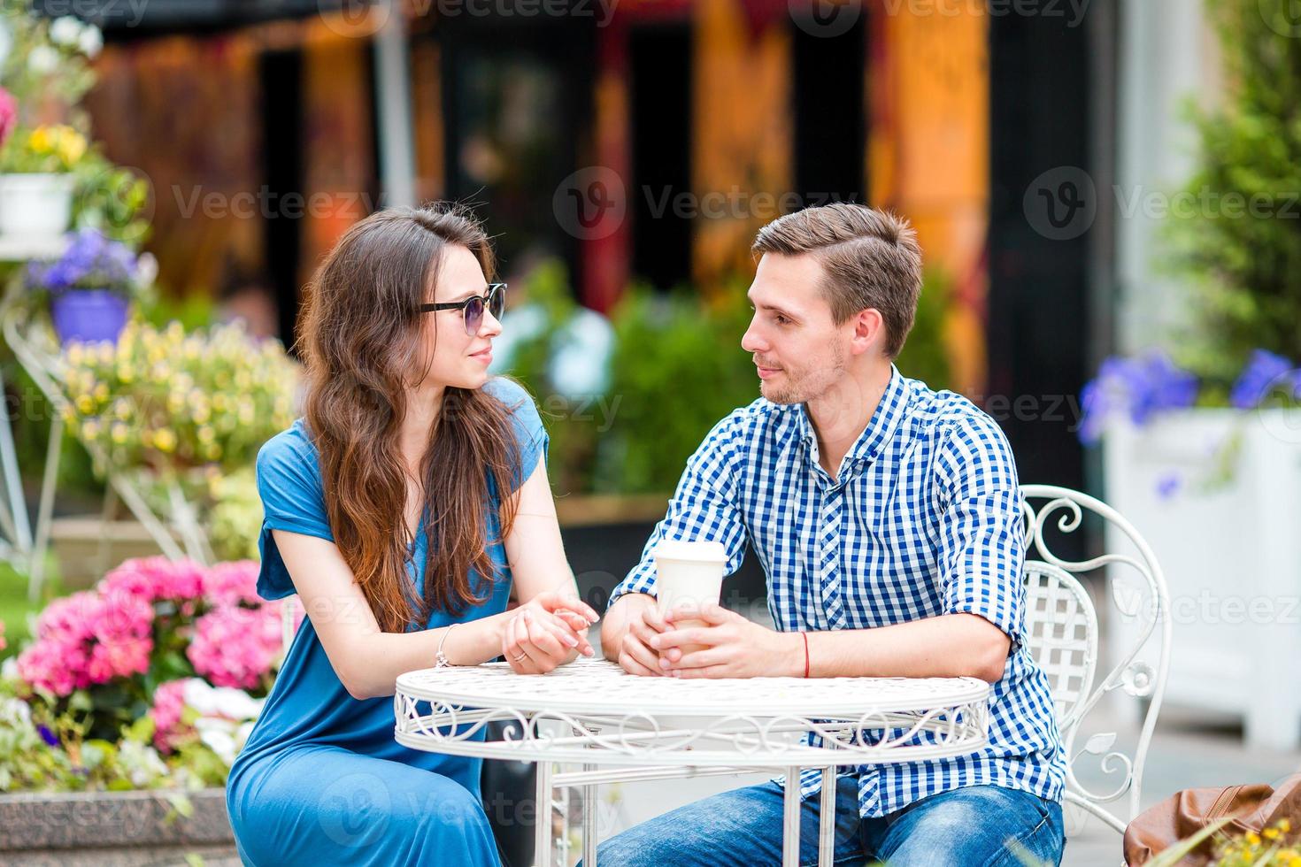 turistas de restaurante comendo no café ao ar livre. jovens amigos aproveitam o tempo juntos em um dia de verão. foto