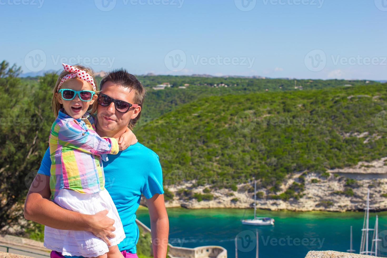 pai e sua filha ao ar livre na cidade de Bonifacio, Córsega foto