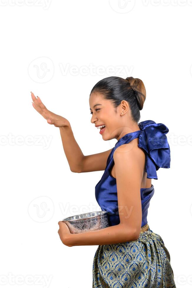 mulher bonita retrato no festival songkran com tigela de água foto