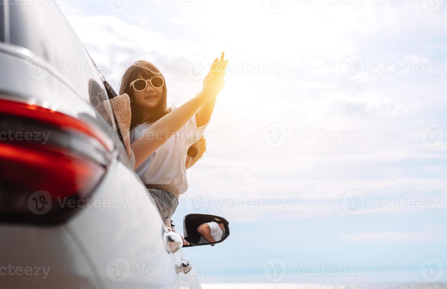 garotinhas felizes viajando de carro desfrutam de férias e relaxamento. viagem de carro hatchback dirigindo viagem de férias de verão em família no carro ao pôr do sol, juntos obter a atmosfera ir para o destino foto