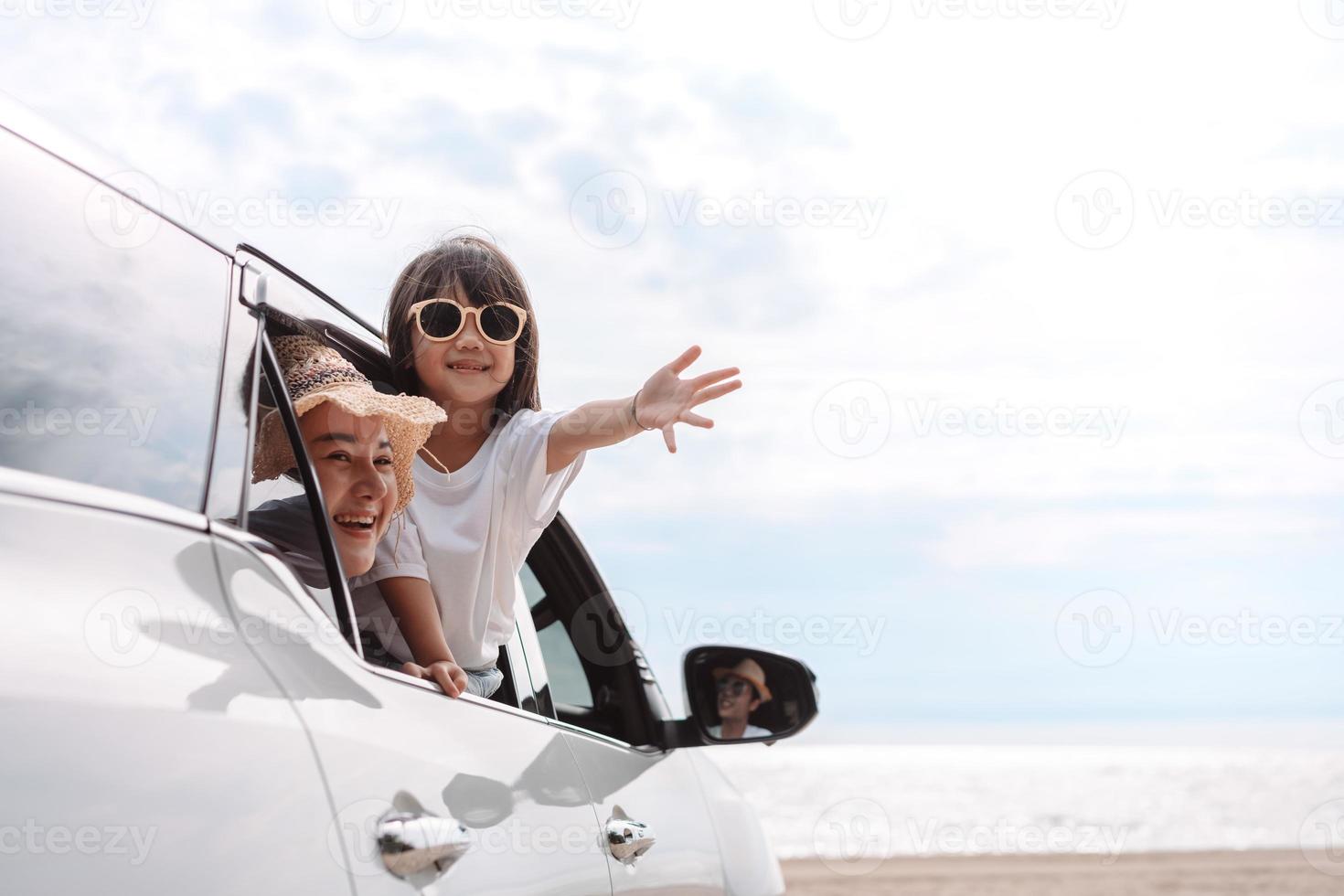 garotinhas felizes viajando de carro desfrutam de férias e relaxamento. viagem de carro hatchback dirigindo viagem de férias de verão em família no carro ao pôr do sol, juntos obter a atmosfera ir para o destino foto