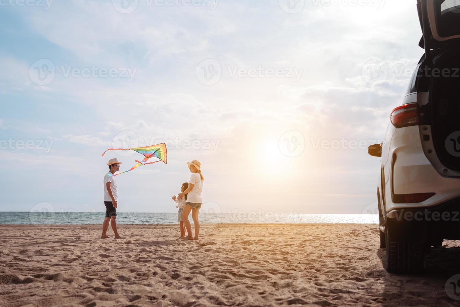 família feliz com viagem de carro. férias de verão no carro ao pôr do sol, pai, mãe e filha viajando felizes desfrutam juntos dirigindo em feriados, estilo de vida das pessoas andam de automóvel. foto