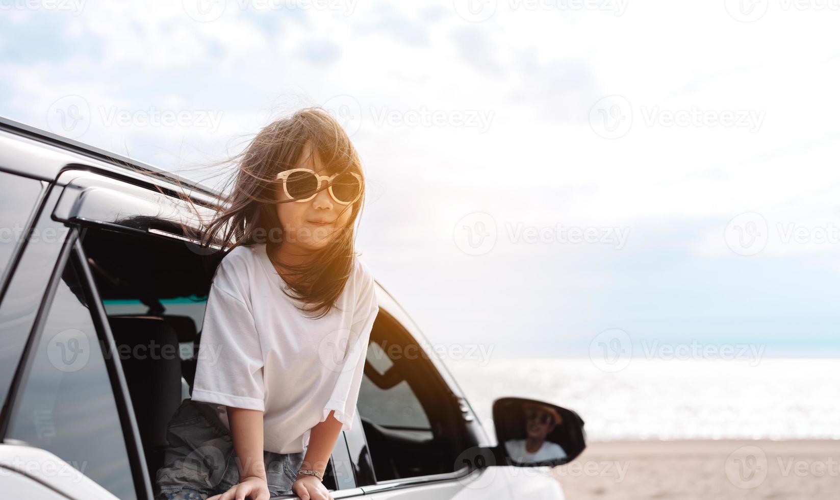 garotinhas felizes viajando de carro desfrutam de férias e relaxamento. viagem de carro hatchback dirigindo viagem de férias de verão em família no carro ao pôr do sol, juntos obter a atmosfera ir para o destino foto