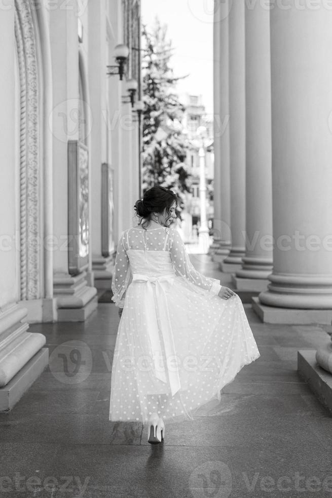 retrato de uma jovem noiva em um vestido leve em um ambiente urbano foto