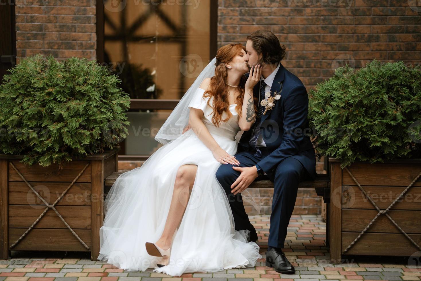 jovem casal noiva e noivo em um vestido branco foto