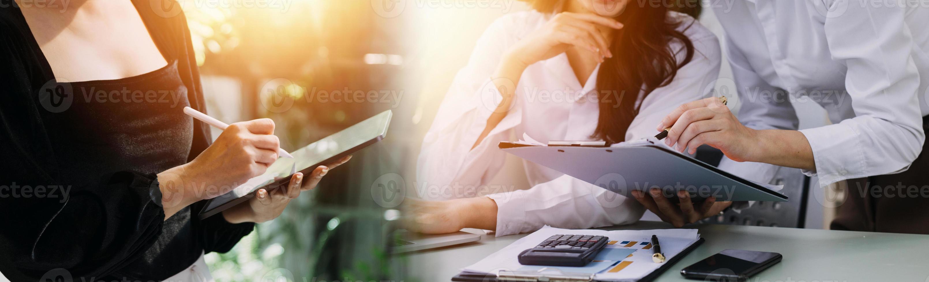 concentração total no trabalho. grupo de jovens empresários trabalhando e se comunicando enquanto estão sentados na mesa do escritório junto com colegas sentados em segundo plano foto