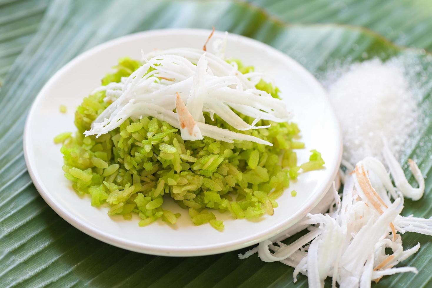 sobremesa tailandesa - comida de arroz verde triturada flocos de arroz cereal com coco e açúcar, arroz verde doce com espigas de arroz folha de pandan, sobremesa de comida ou lanches foto