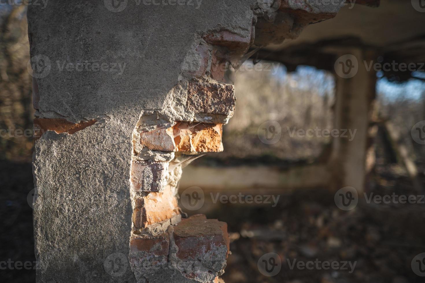 velha casa em ruínas, não adequada para viver, parede de tijolos caídos foto