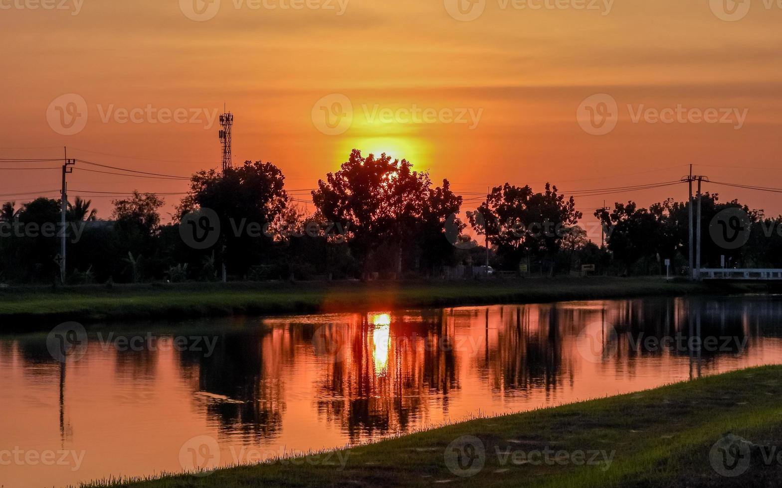 belo pôr do sol sobre o campo foto