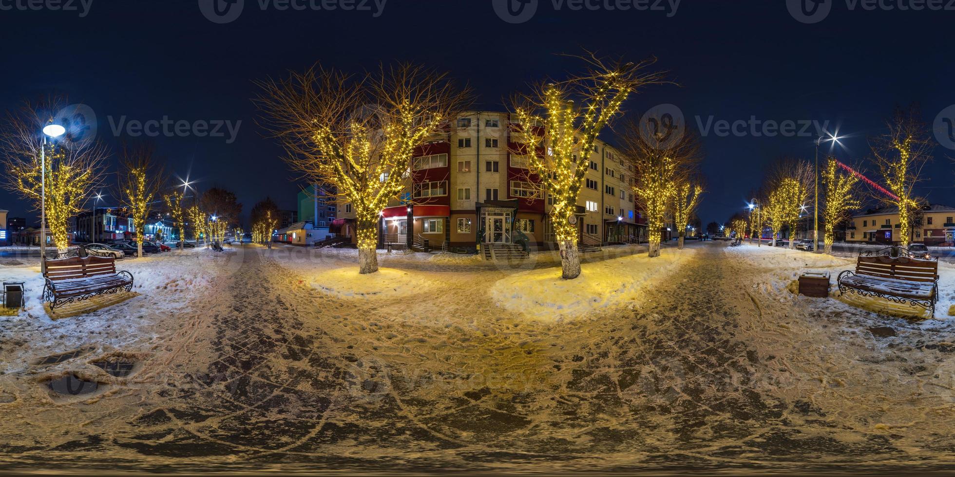 noite esférica completa 360 panorama festivamente iluminado na rua de pedestres com árvores decoradas com luzes festivas em projeção equiretangular contínua, para conteúdo vr ar foto