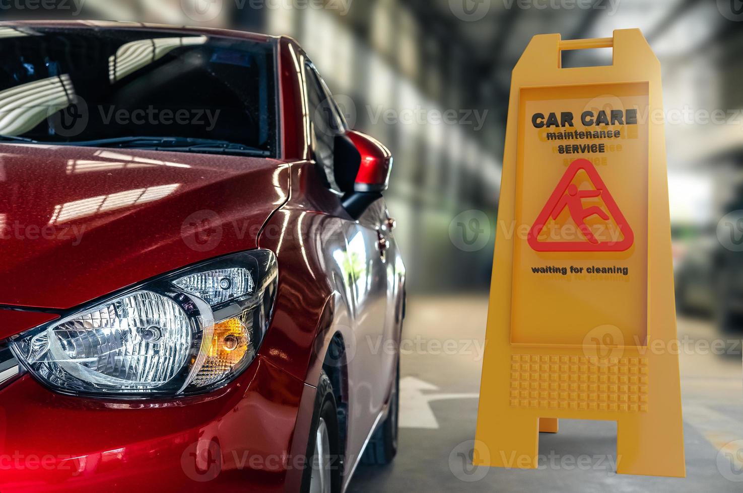 sinal de fábrica de carro vermelho lavagem de carro amarelo piso molhado sinal de chão molhado na fábrica pessoa caindo cuidado sinal de chão molhado manutenção de serviço de cuidados com o carro transporte de piso molhado ou automóvel automotivo lavagem de carros foto