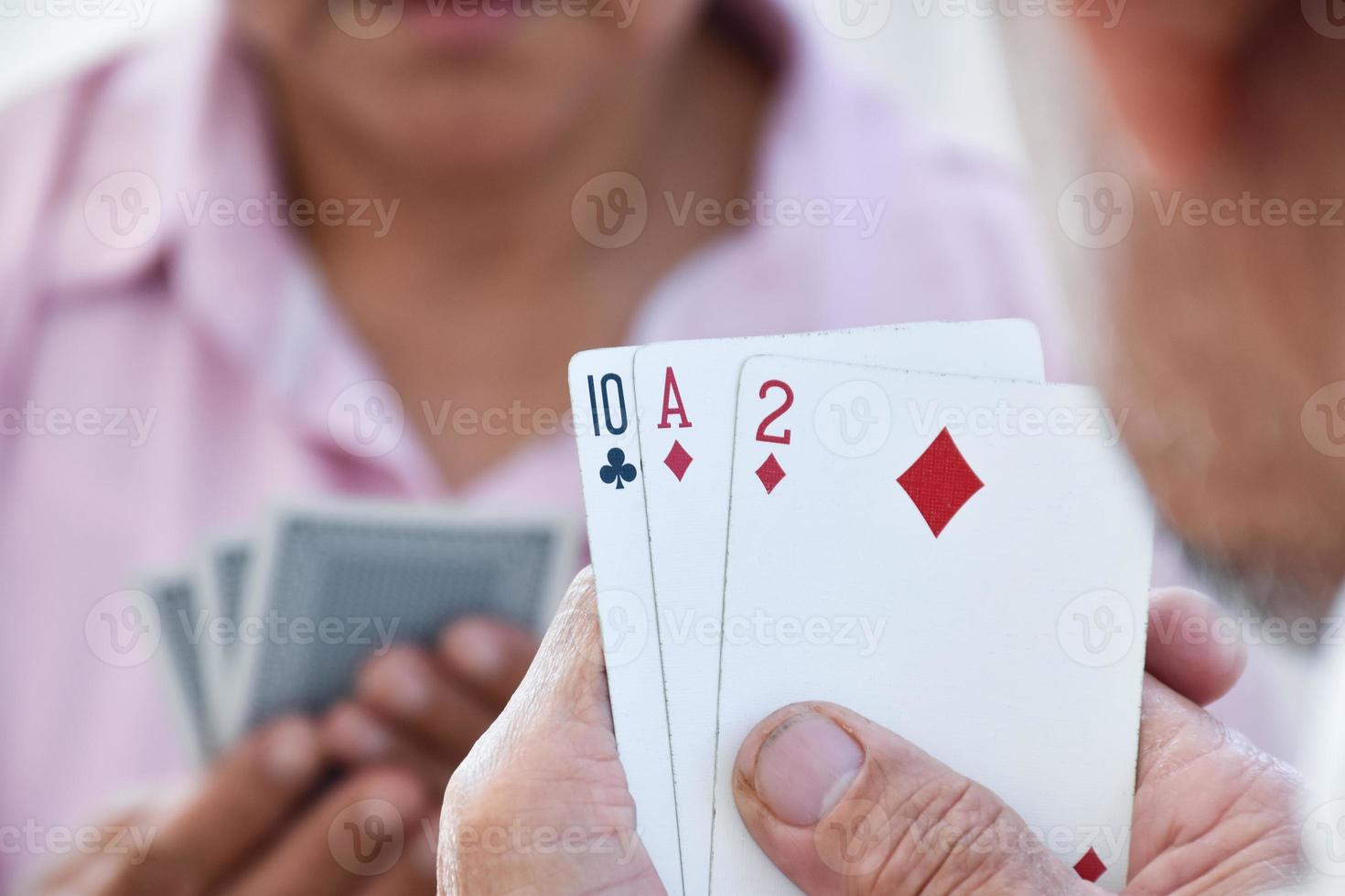 jogo de cartas de idosos em casa em seus tempos livres, recreação e felicidade do conceito de idosos. foto