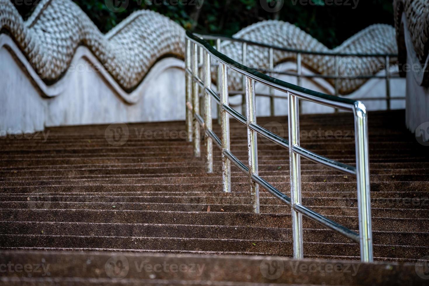 escadas no ambiente da selva, no templo wat phra that doi tung, província de chiang rai, norte da tailândia. foto