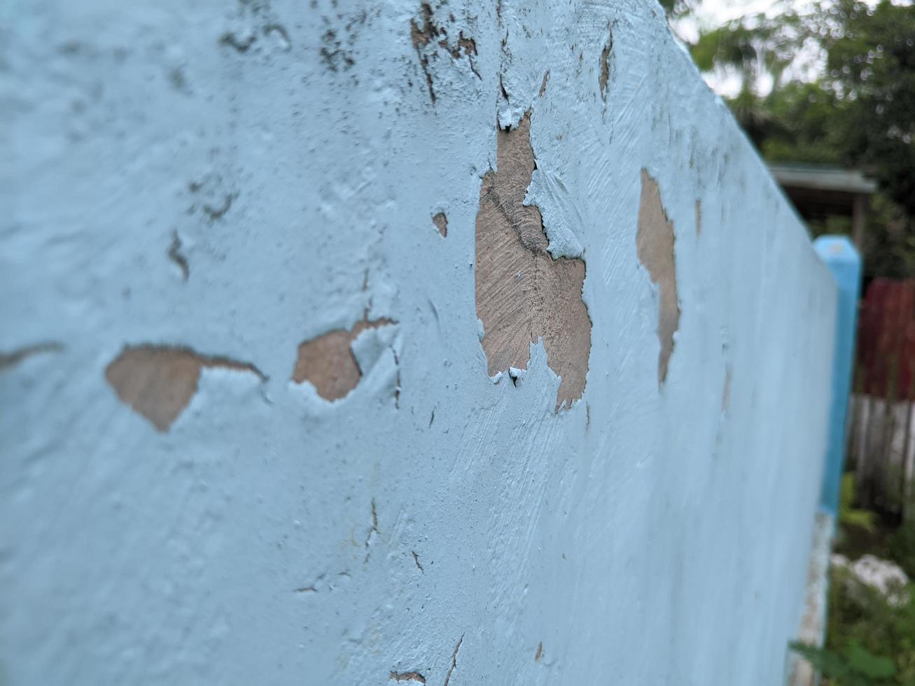 a textura da parede é azul com um pouco de descamação foto
