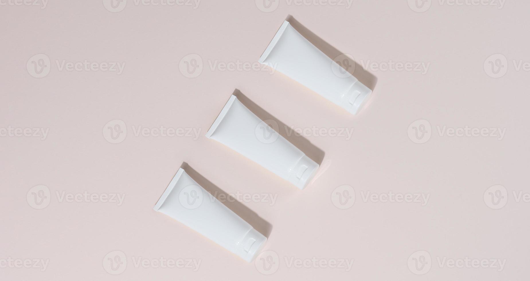 tubesfor de plástico branco para cosméticos em um fundo bege, vista superior. modelo para marca foto