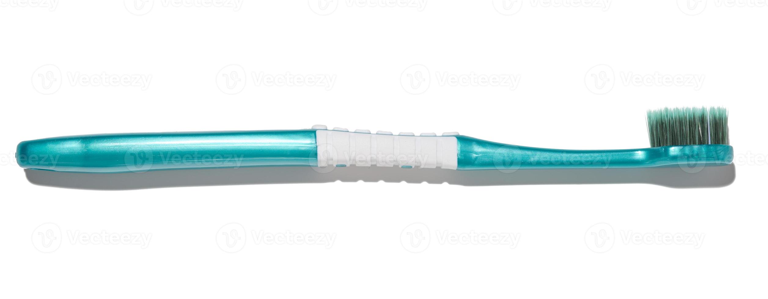 escova de dentes de plástico em um fundo branco e isolado foto
