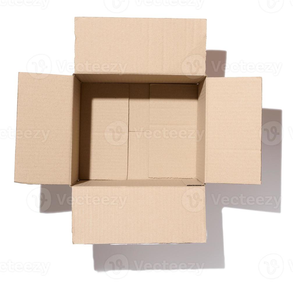 Abra a caixa de papelão ondulado marrom isolada no fundo branco. embalagem ecológica de mercadorias foto