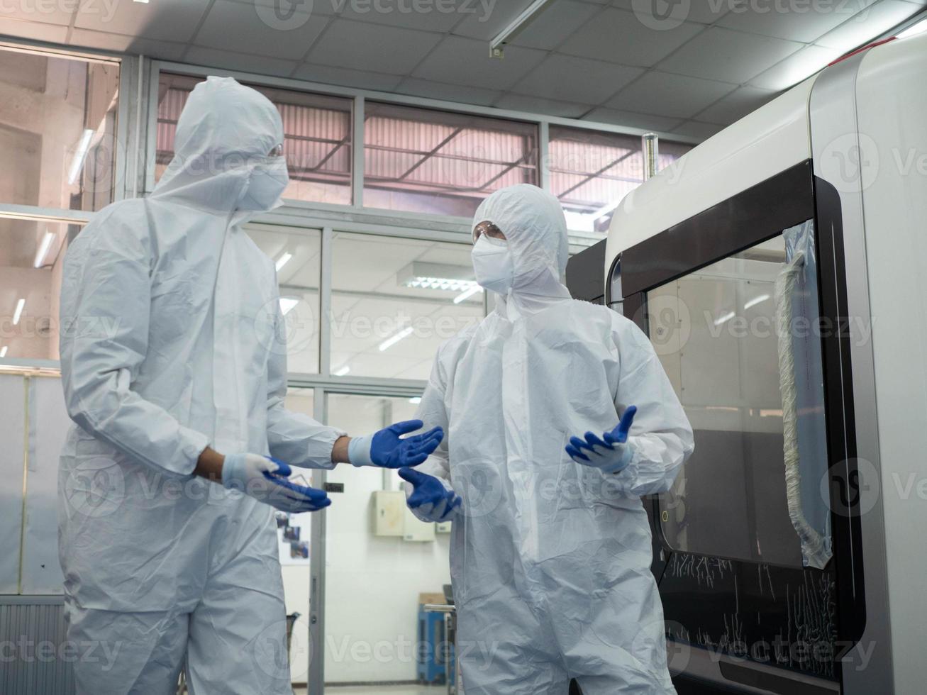 cientista médico enfermeira uniforme branco laboratório pesquisa descoberta conversa falar discussão conversação tratamento médico cuidados de saúde trabalho em equipe paciente exame médico químico tecnologia vírus biologia foto