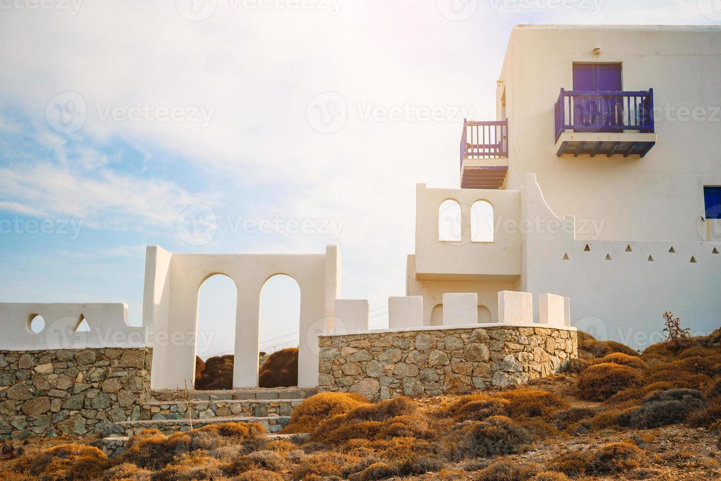 vista da aldeia grega tradicional com casas brancas na ilha de mykonos, grécia, foto