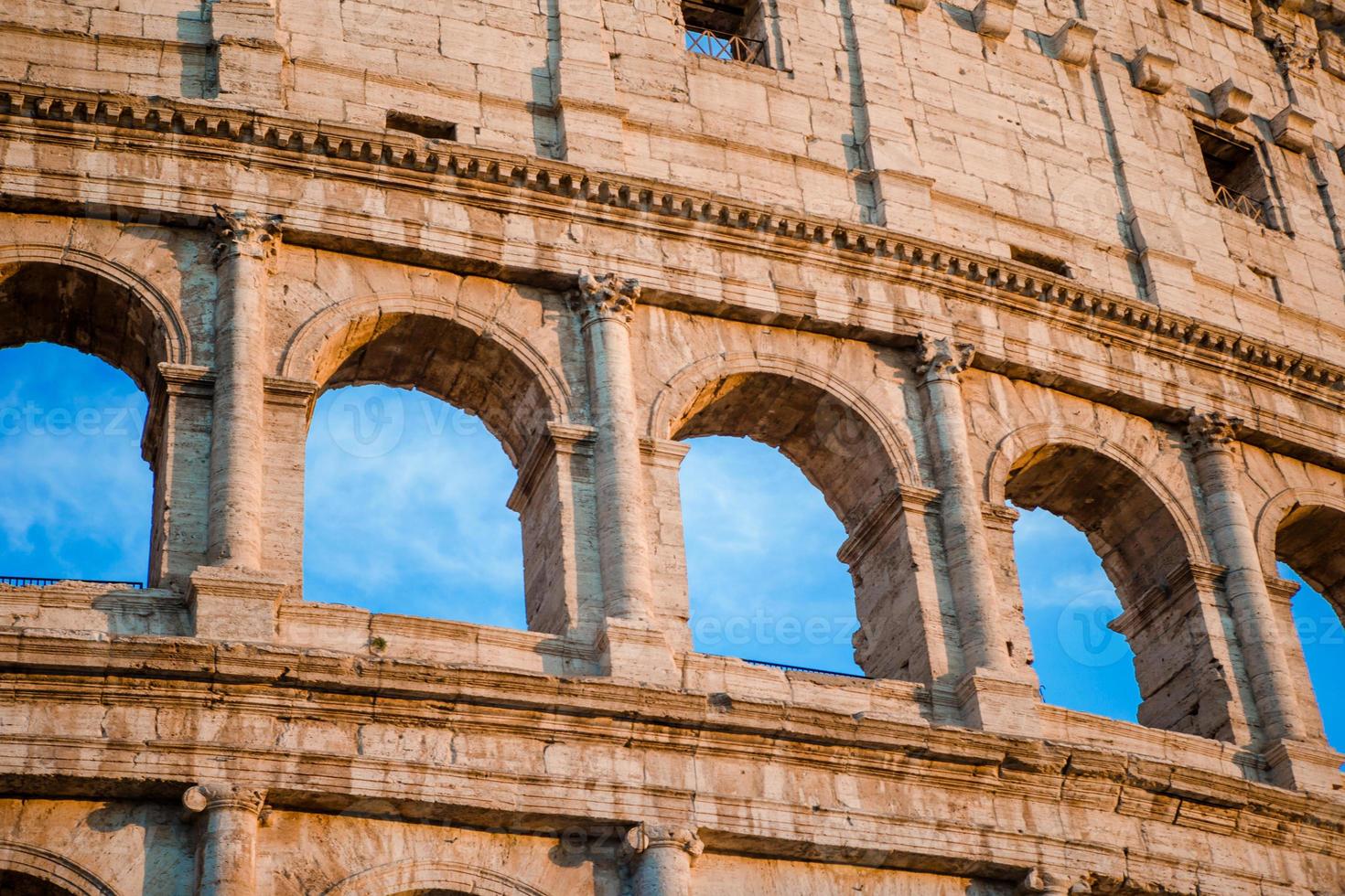 coliseu ou coliseu fundo céu azul em roma, itália foto