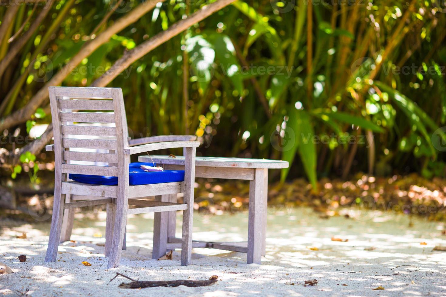 café ao ar livre vazio de verão na ilha exótica no oceano índico foto