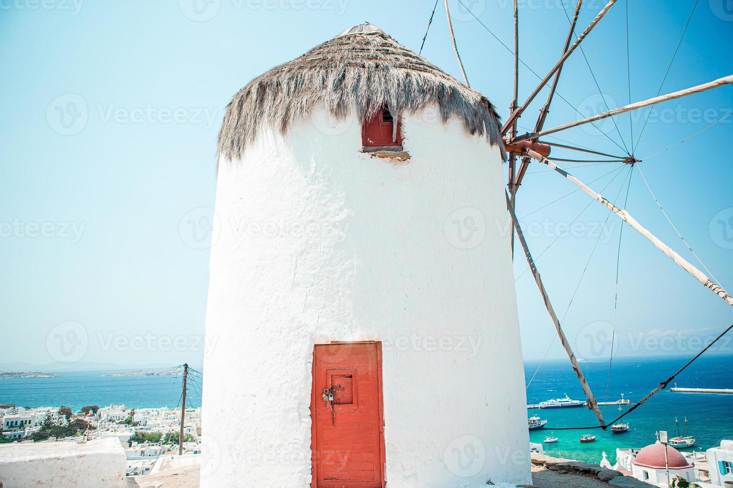 antigos moinhos de vento tradicionais sobre a cidade de mykonos. foto