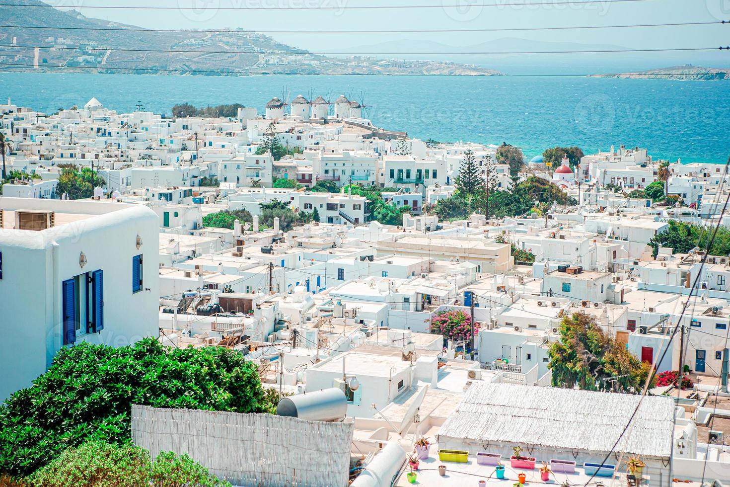 vista da aldeia grega tradicional com casas brancas na ilha de mykonos, grécia, foto