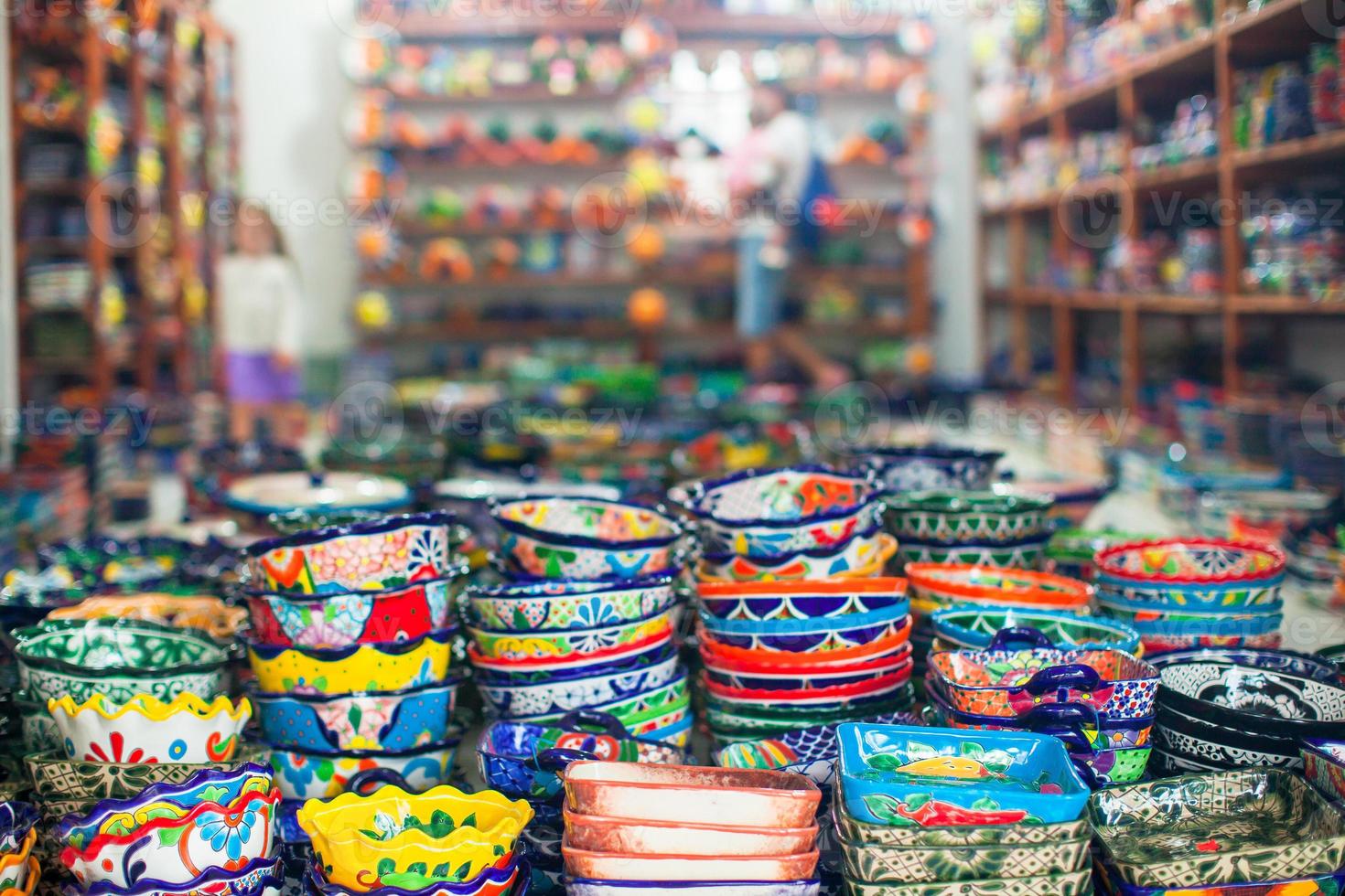 cerâmica mexicana tradicional colorida no mercado de rua foto