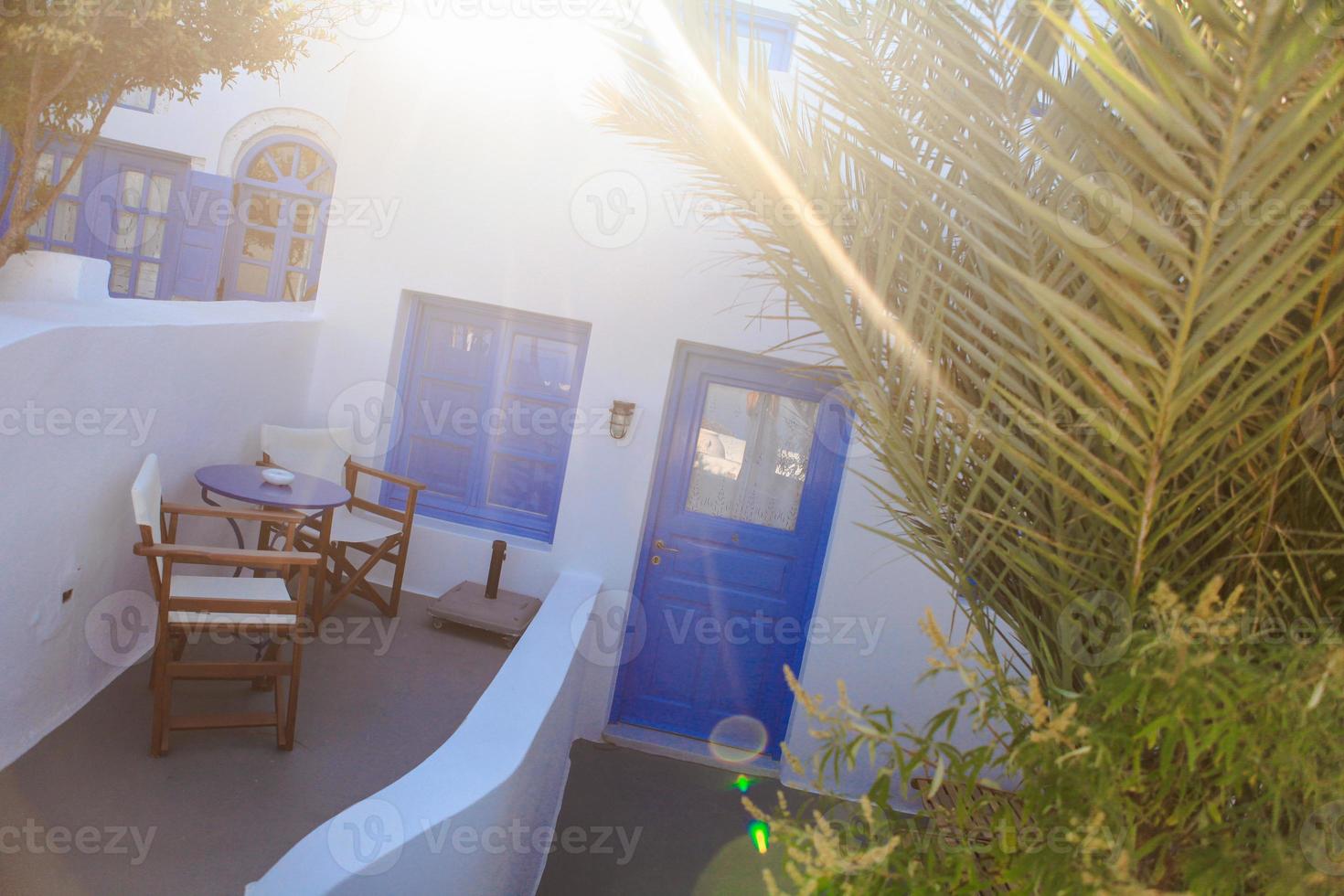 porta azul típica com escadas. Ilha de Santorini, Grécia foto