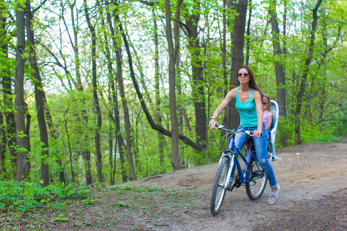 mãe e filha andando de bicicleta no parque foto