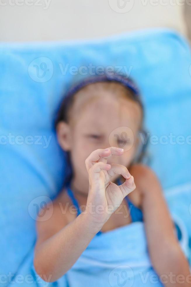 menina mostrando os polegares para cima ao ar livre foto
