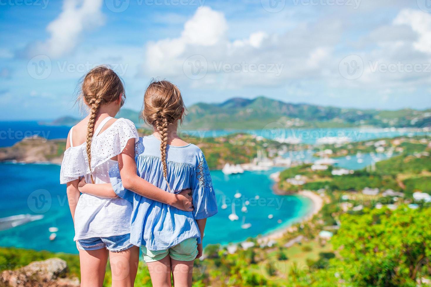 crianças com bela vista famosa. vista do porto inglês de shirley heights, antígua, paradise bay na ilha tropical no mar do caribe foto