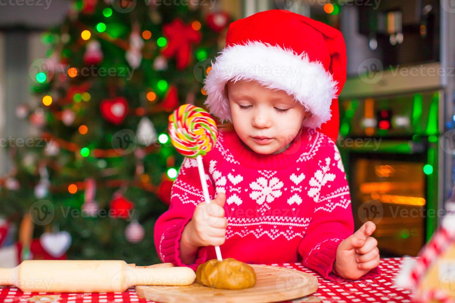 menina com doces preparando bolos de natal foto