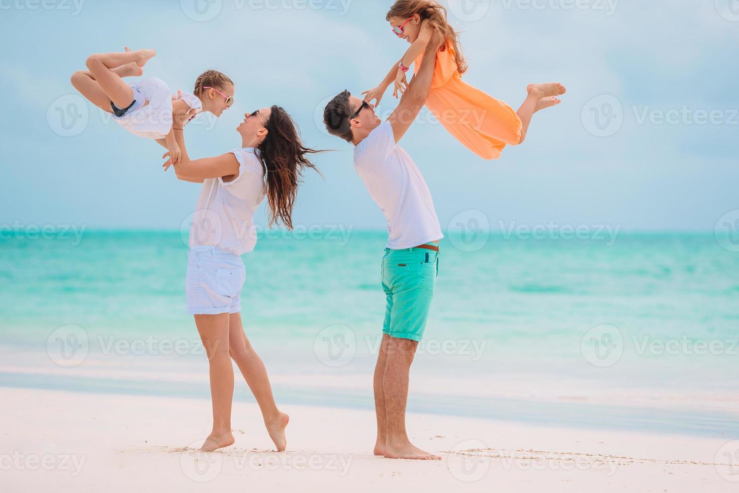 jovem família de férias se diverte muito foto