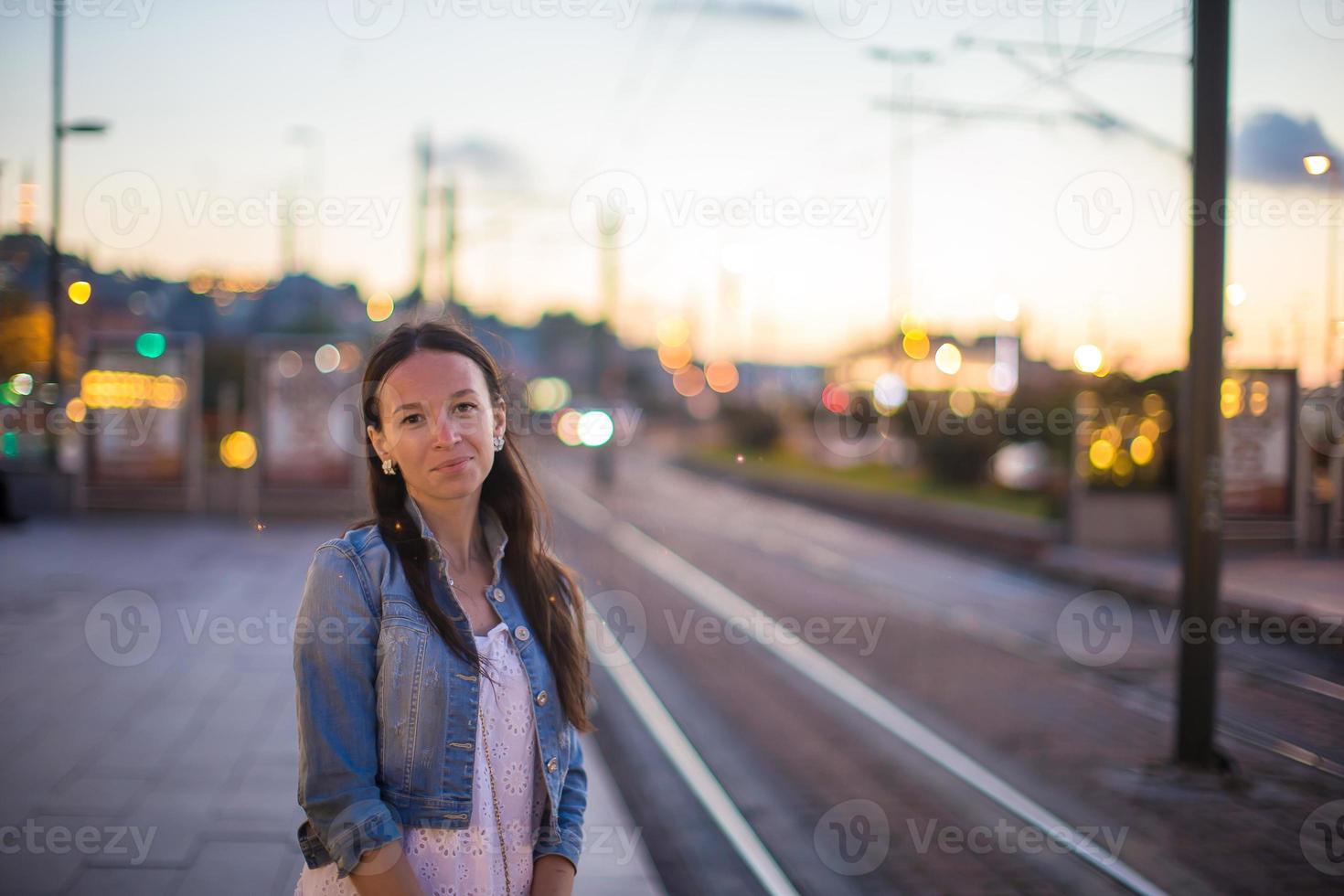 jovem mulher bonita falando em seu telefone foto