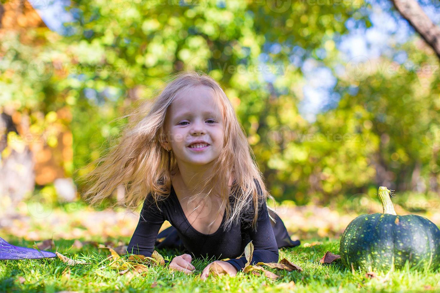 menina feliz na fantasia de halloween com abóbora jack.trick or treat foto