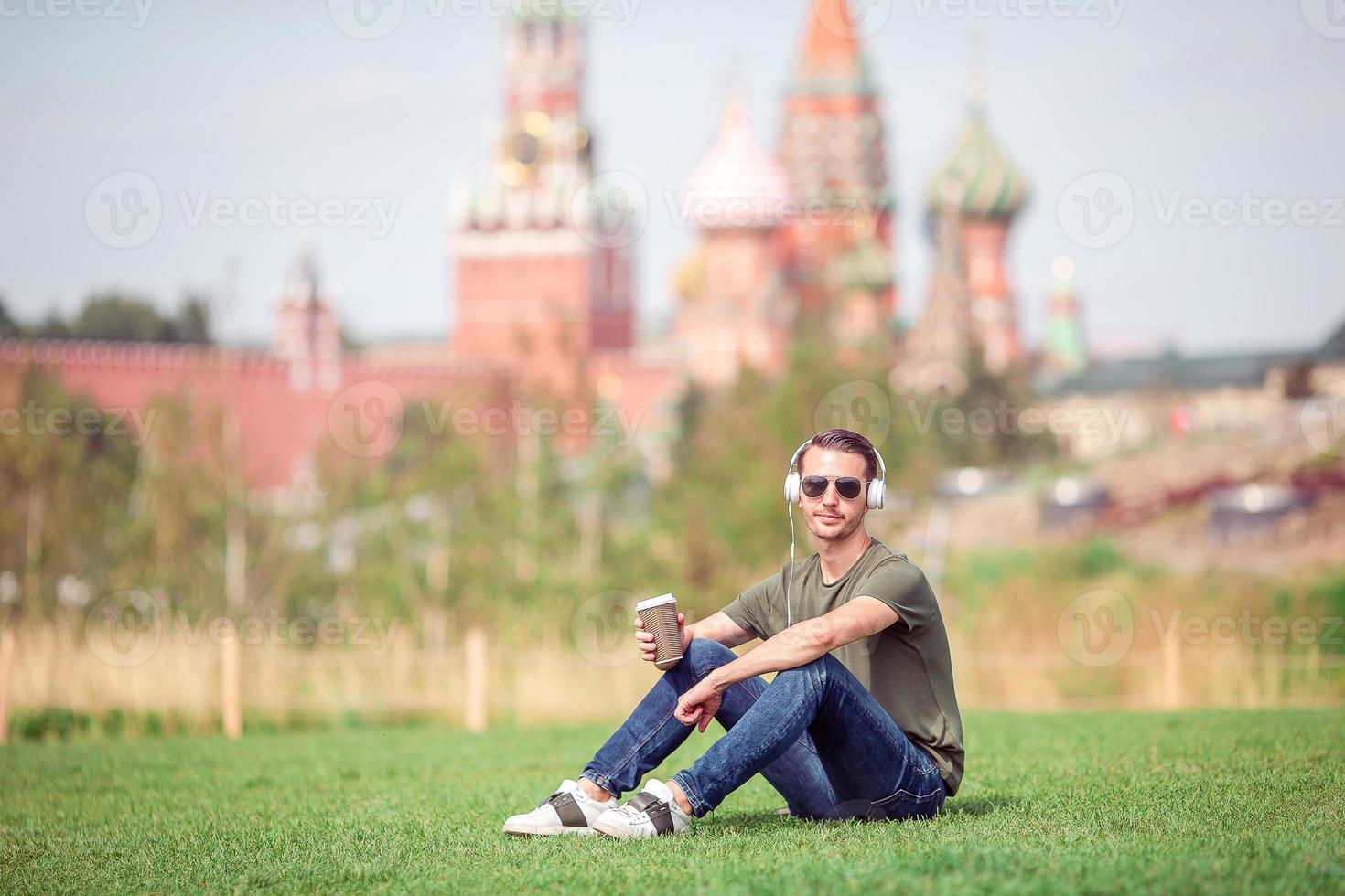 feliz jovem urbano aproveite sua pausa na cidade foto