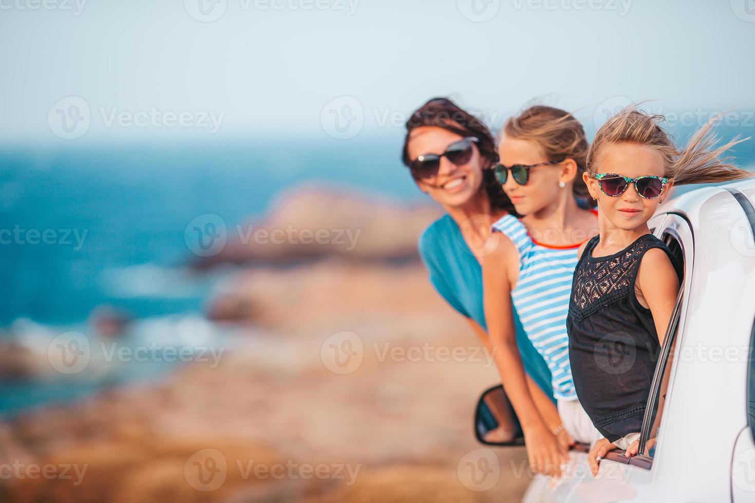 família em viagem de férias de carro. férias de verão e conceito de viagem de carro foto