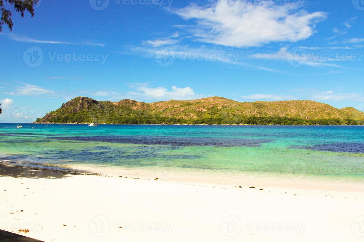 paisagem da bela praia tropical exótica com água azul-turquesa foto