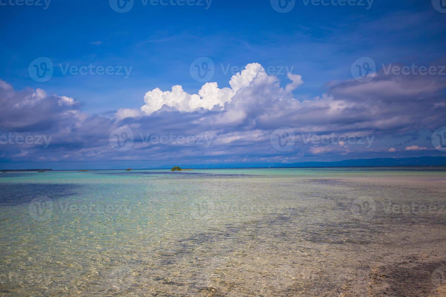 água turquesa incrivelmente limpa no mar perto da ilha tropical foto