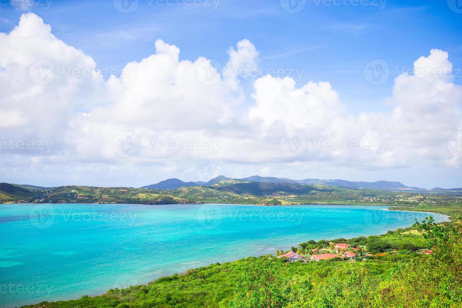 vista do porto inglês de shirley heights, antígua, paradise bay na ilha tropical no mar do caribe foto