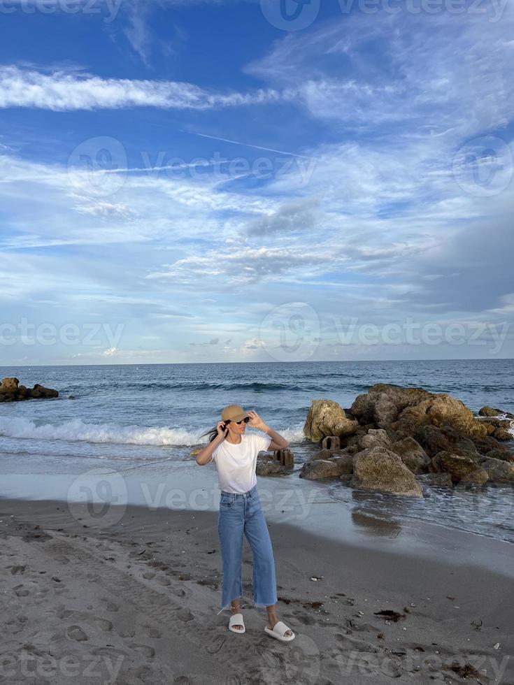 jovem mulher bonita relaxar na praia foto