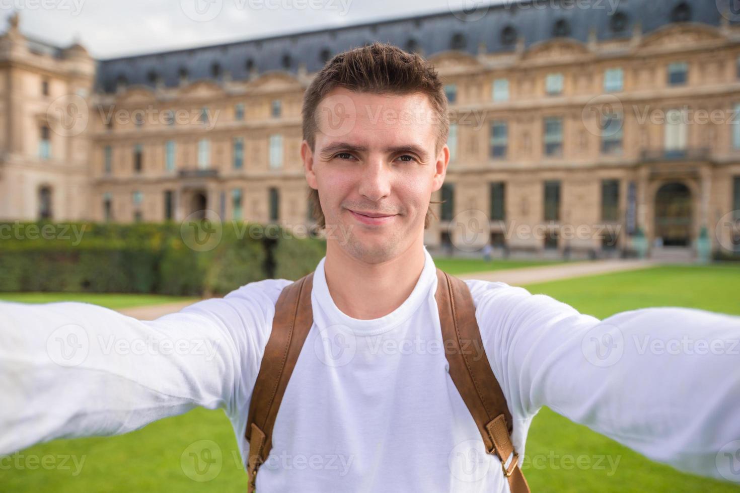 jovem tirando uma foto de selfie ao ar livre em paris, frança