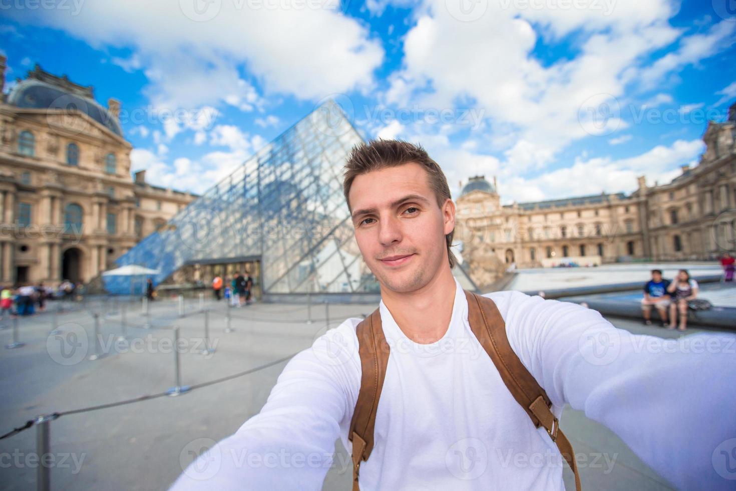 jovem feliz tirando uma foto de selfie em paris, frança