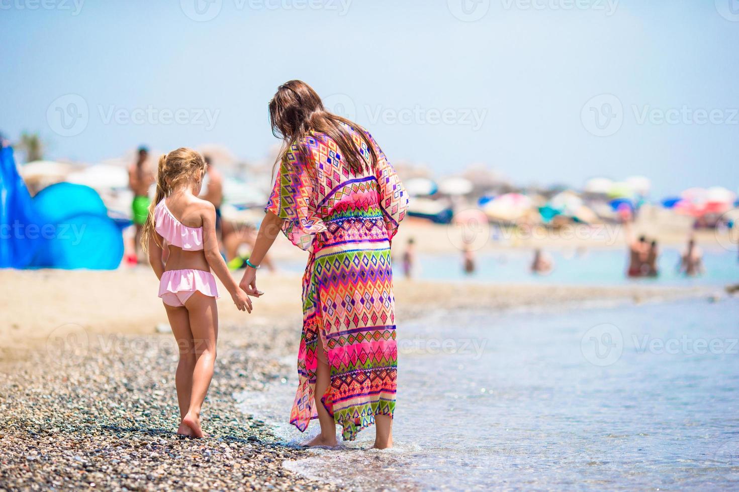 feliz mãe e filha aproveitando as férias de verão foto